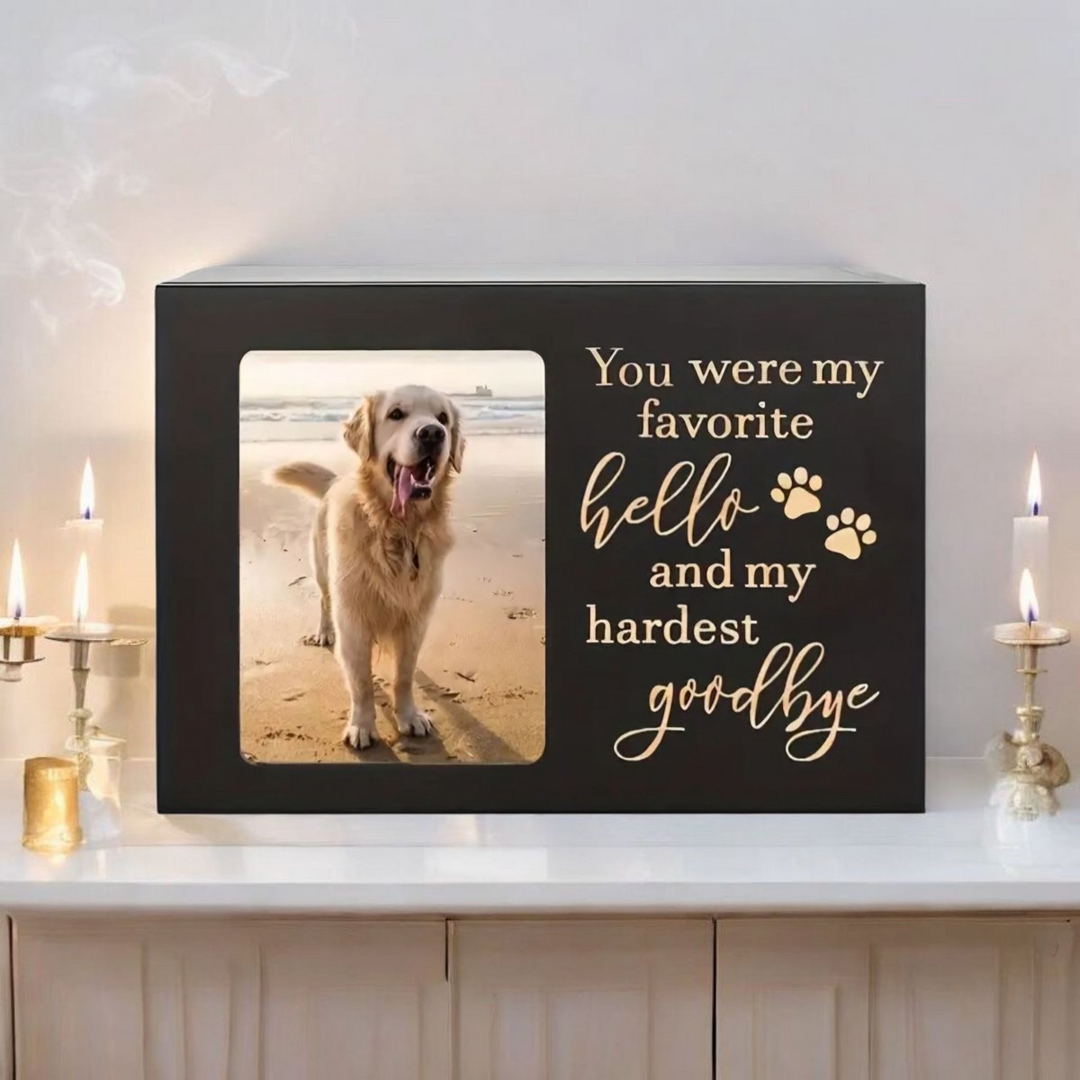 houten urn, aan de voorkant bevindt zich een fotoframe waarin je een foto van jouw dierbare huisdier kunt plaatsen. Aan de rechterkant staat in elegante gouden letters de ontroerende tekst: "You were my favorite hello, and my hardest goodbye".