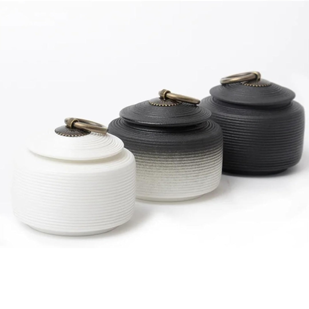 urn met een oosterse look en in het zwart-wit
