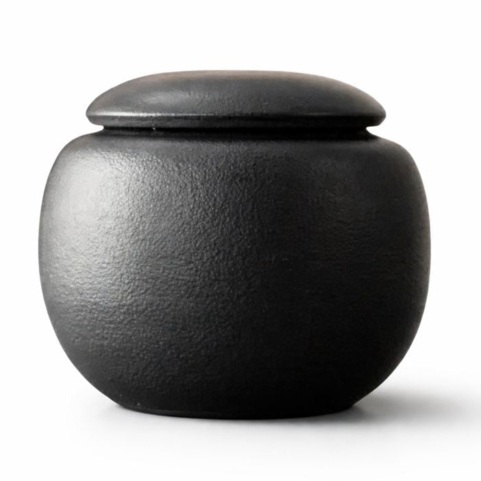 stijlvolle matzwarte urn met 2 gouden hangertjes