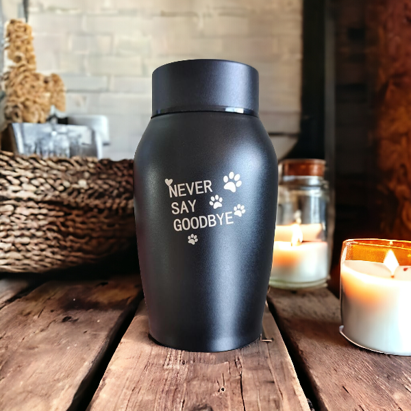 Zwarte urn voor huis dieren met tekst never say goodbye