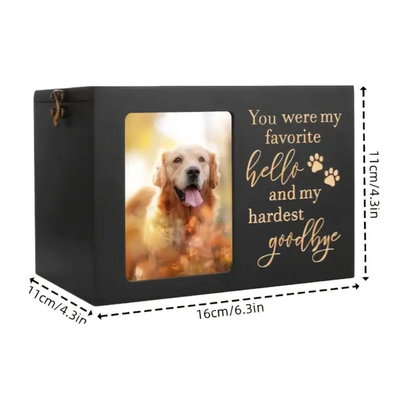 houten urn, aan de voorkant bevindt zich een fotoframe waarin je een foto van jouw dierbare huisdier kunt plaatsen. Aan de rechterkant staat in elegante gouden letters de ontroerende tekst: "You were my favorite hello, and my hardest goodbye".