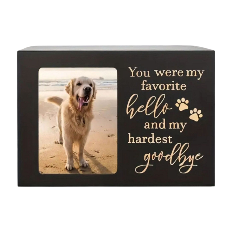 houten urn, aan de voorkant bevindt zich een fotoframe waarin je een foto van jouw dierbare huisdier kunt plaatsen. Aan de rechterkant staat in elegante gouden letters de ontroerende tekst: "You were my favorite hello, and my hardest goodbye".