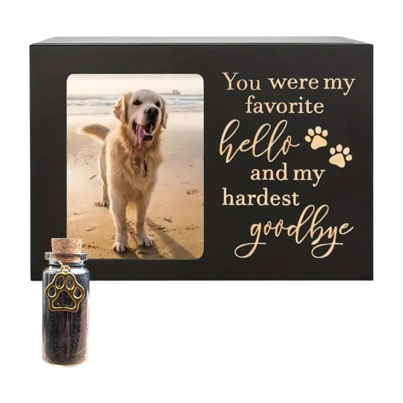 houten urn, aan de voorkant bevindt zich een fotoframe waarin je een foto van jouw dierbare huisdier kunt plaatsen. Aan de rechterkant staat in elegante gouden letters de ontroerende tekst: "You were my favorite hello, and my hardest goodbye".