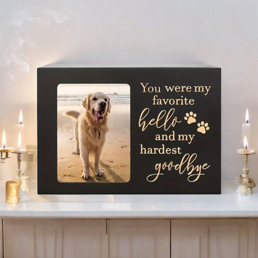 houten urn,  aan de voorkant bevindt zich een fotoframe waarin je een foto van jouw dierbare huisdier kunt plaatsen. Aan de rechterkant staat in elegante gouden letters de ontroerende tekst:&nbsp;"You were my favorite hello, and my hardest goodbye".