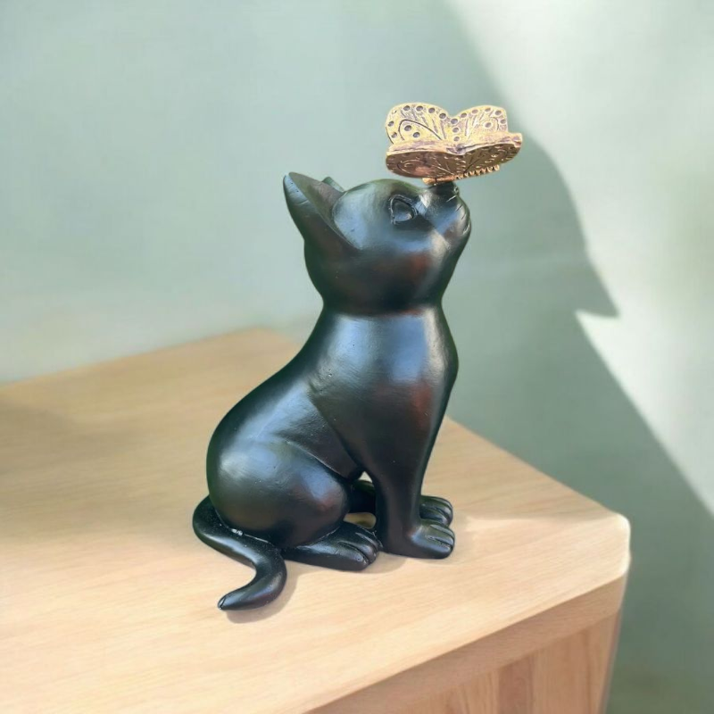 Beeldje van kat met vlinder op neus als aandenken aan overleden huisdier

