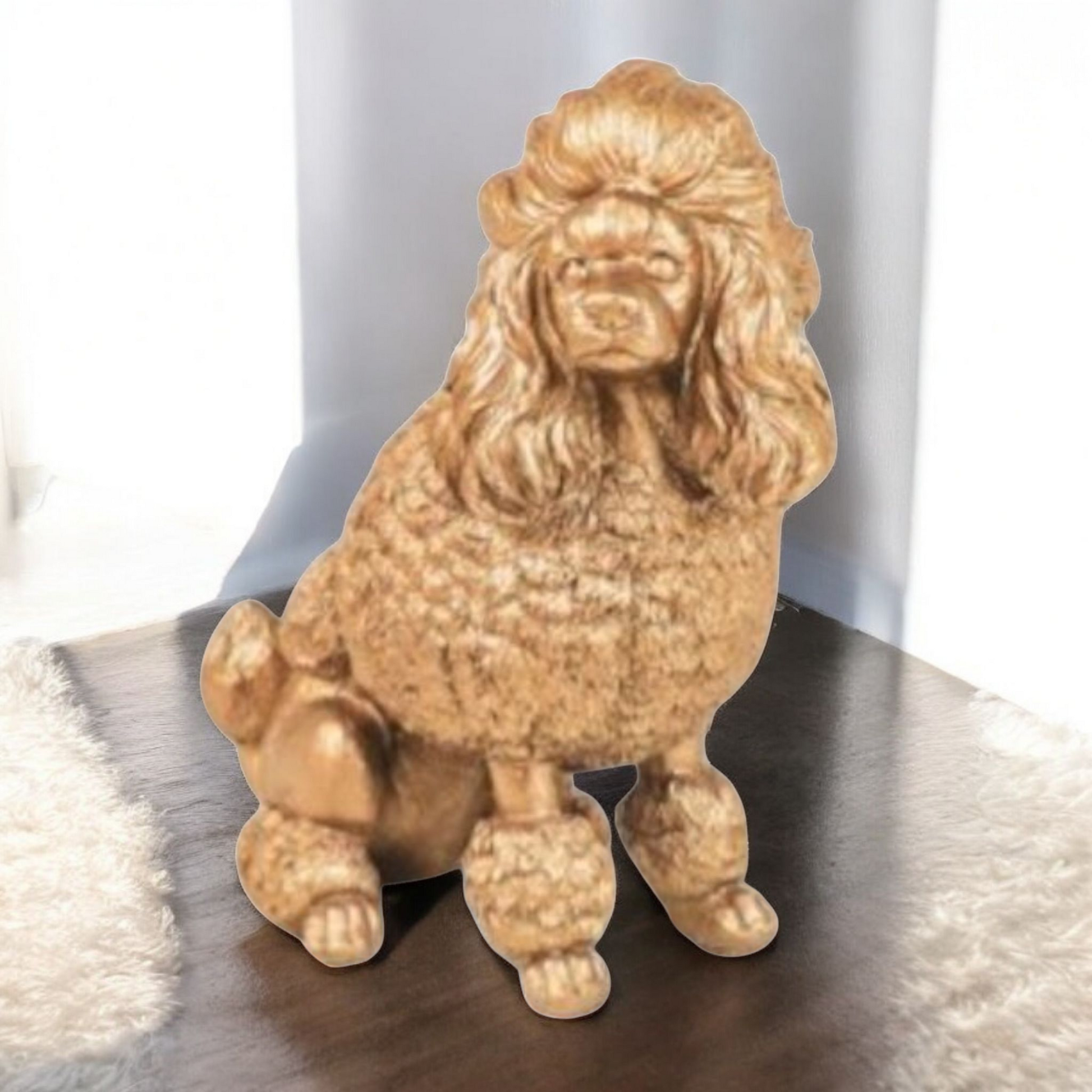Gouden beeldje van een poedel als aandenken aan overleden hond

