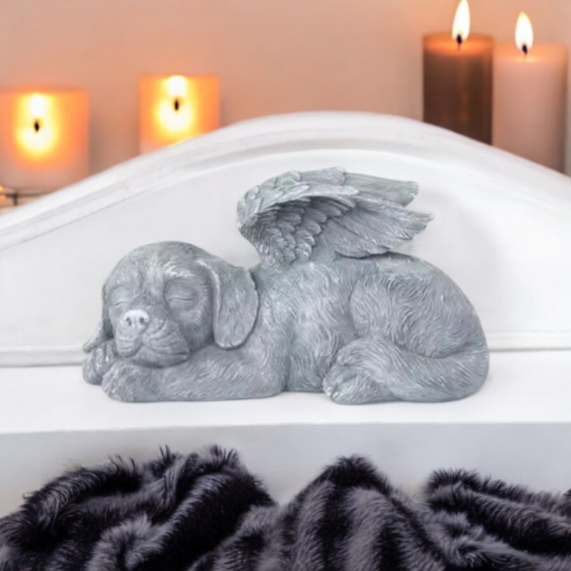 Beeldje van hondje met engelenvleugels als aandenken aan overleden huisdier

