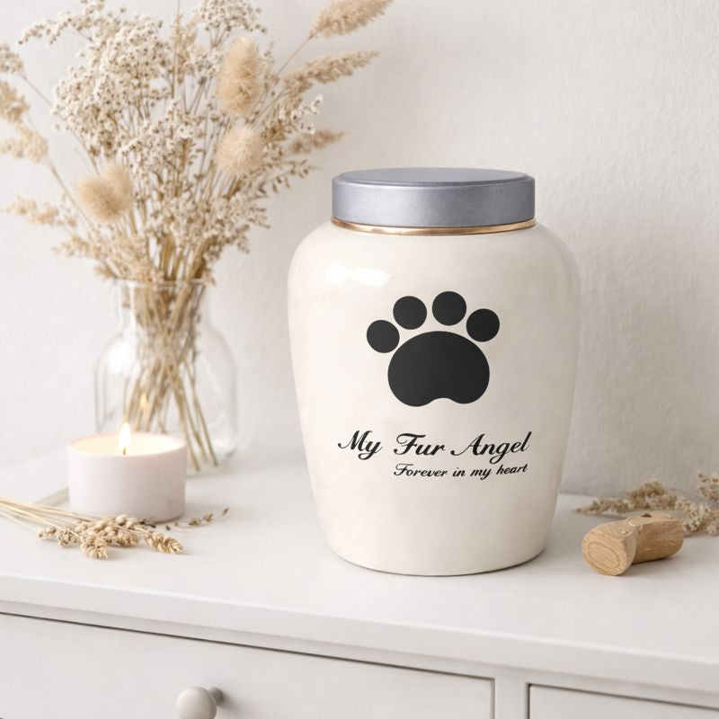  De urn is gemaakt van keramiek met een gladde, glanzende afwerking en een metalen deksel voor een veilige afsluiting