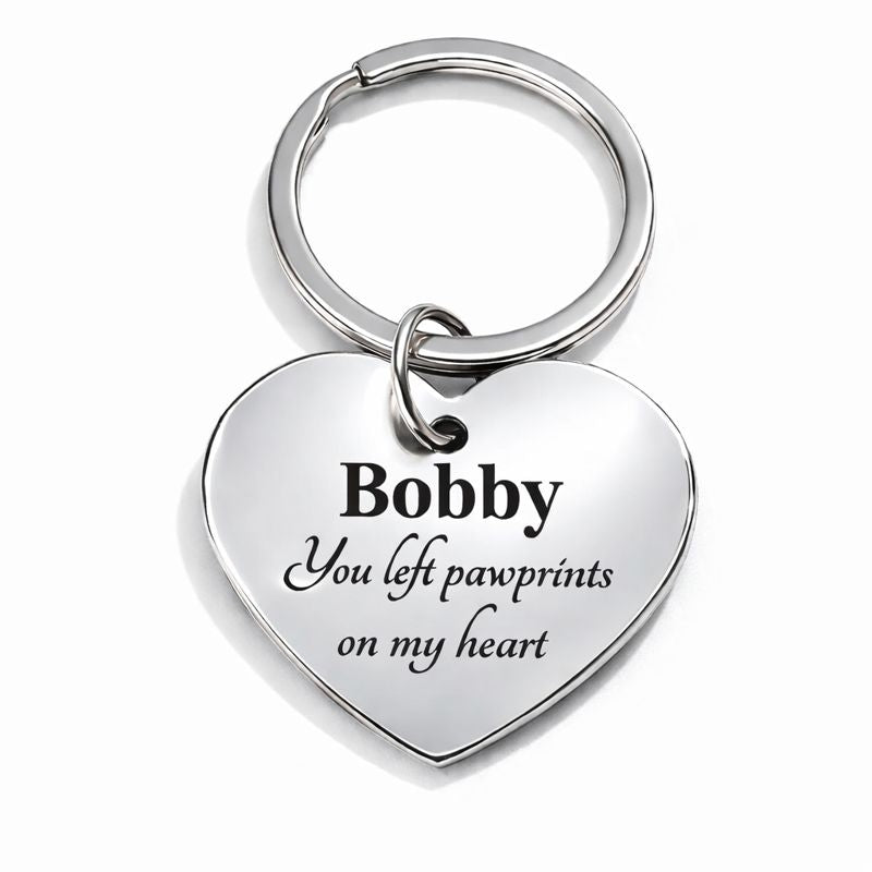 Sleutelhanger met gegraveerde pootafdruk van huisdier in hartvorm, gemaakt van glanzend stainless steel