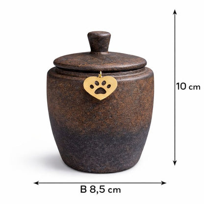 Keramische dierenurn in donkerbruin met subtiele kleurverloop naar grijzer aan de onderzijde, voorzien van deksel en een goudkleurig hartje met pootafdruk