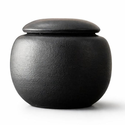 stijlvolle matzwarte urn met 2 gouden hangertjes