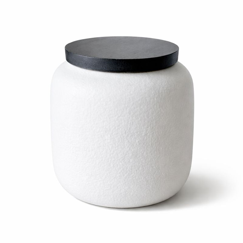 Witte keramische dierenurn met zwarte deksel en herdenkingshanger met pootafdruk.