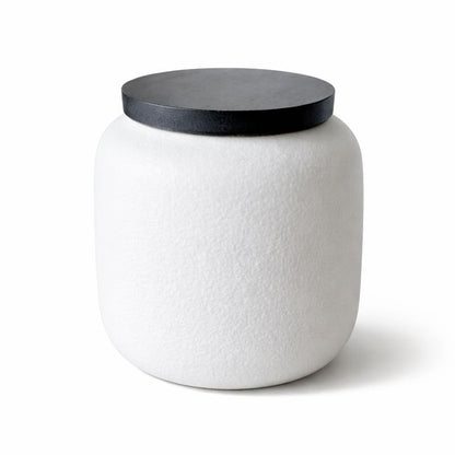 Witte keramische dierenurn met zwarte deksel en herdenkingshanger met pootafdruk.