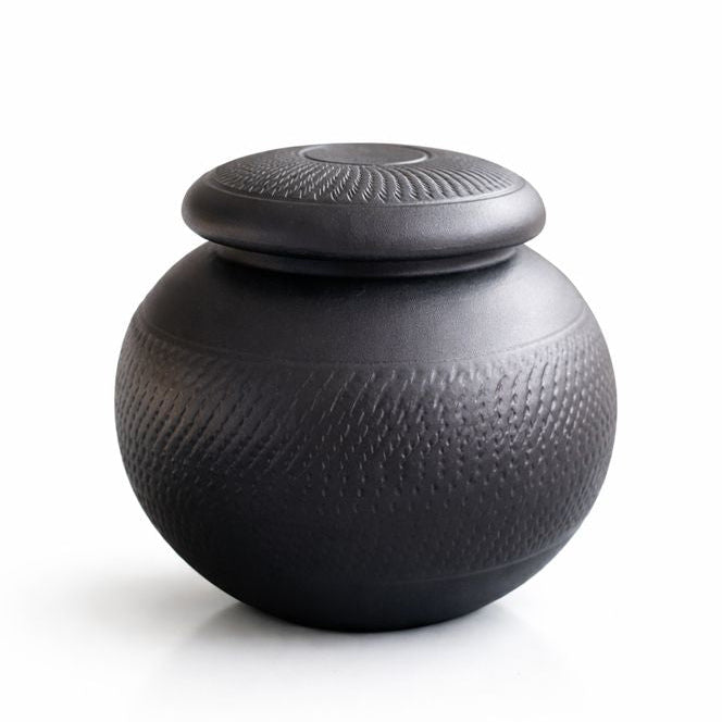 Matzwarte dierenurn met subtiele textuur en deksel