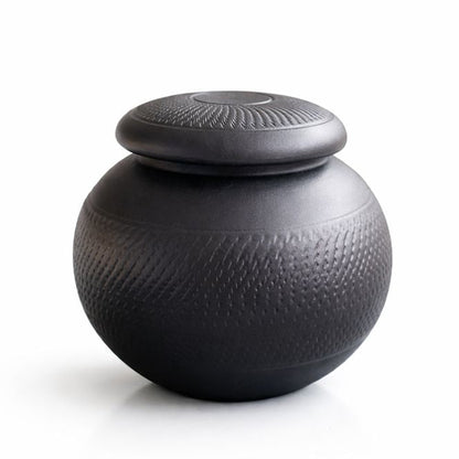 Matzwarte dierenurn met subtiele textuur en deksel