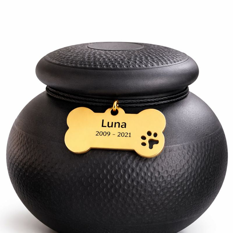 Matzwarte dierenurn met subtiele textuur en deksel met hanger met naam huisdier