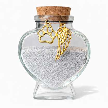 Glazen hartvormige dierenurn met goudkleurig pootje en engelvleugelhanger,