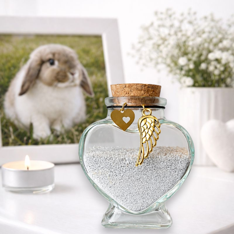 Glazen memorial flesje met hartje voor as of een plukje haar