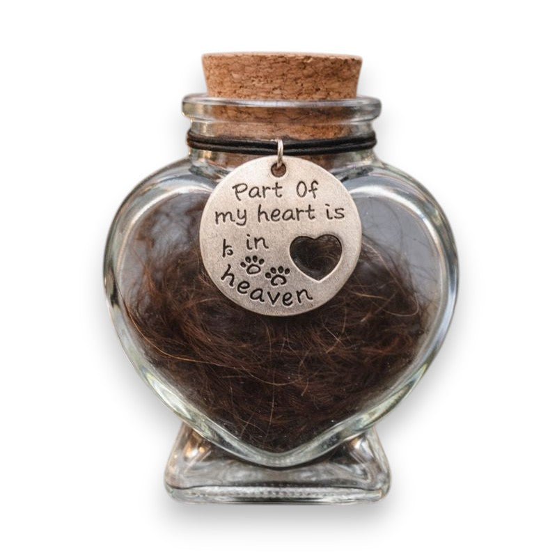 Dit herinneringsflesje biedt ruimte voor een kleine hoeveelheid as, plukje haar of een ander dierbaar aandenken