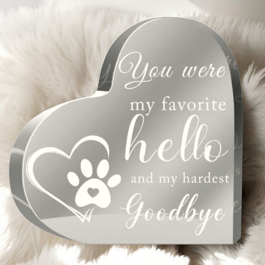 Herdenkingsbeeld Hart gemaakt van hoogwaardig acryl en draagt de tekst: "You were my hello and my hardest goodbye."