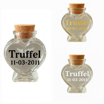 Hartvormige flesje, met een pootafdruk en een sierlijke halo, biedt een troostvolle manier om een klein beetje as of een plukje vacht van jouw hond dichtbij te bewaren.