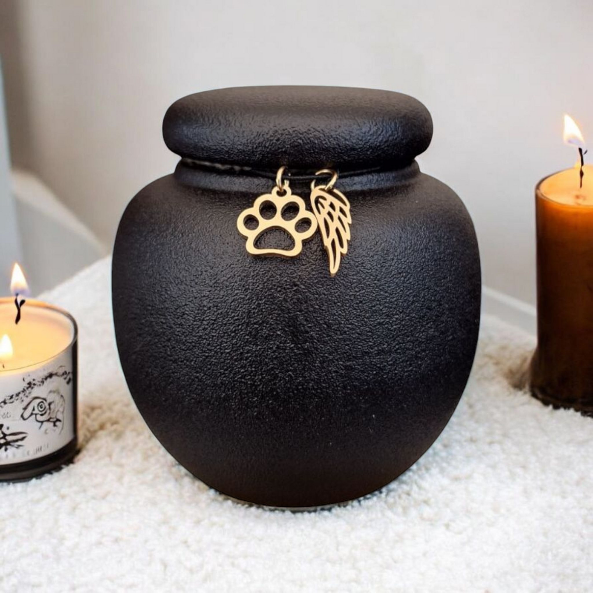 Keramische dieren hart-urn met hondenpootjes - wit - klein Keramische dieren hart-urn met hondenpootjes - wit - klein