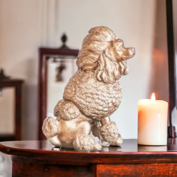 Gouden beeldje van een poedel als aandenken aan overleden hond

