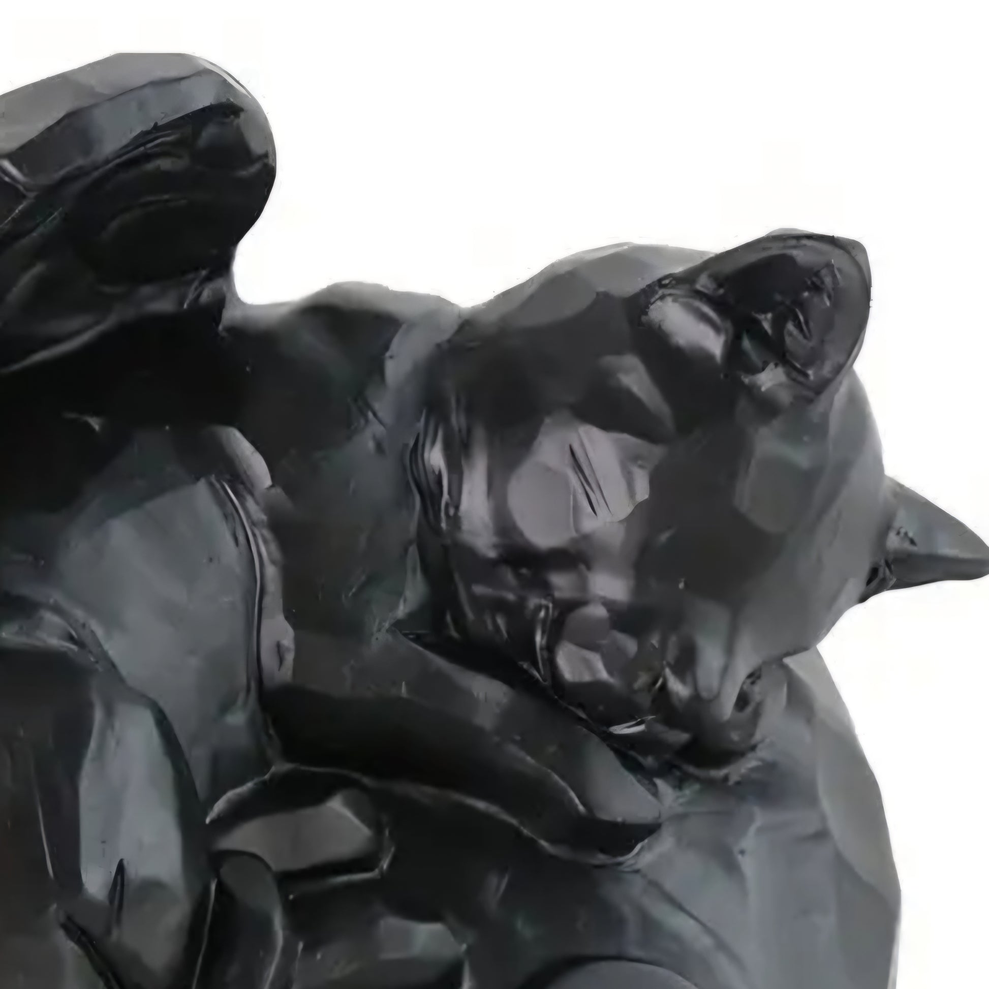 zwarte katten urn in de vorm van een slapend poesje met engelenvleugels