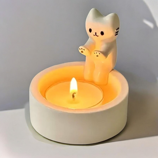 Waxinelichthouder met katje als aandenken aan overleden kat op herdenkingsplekje
