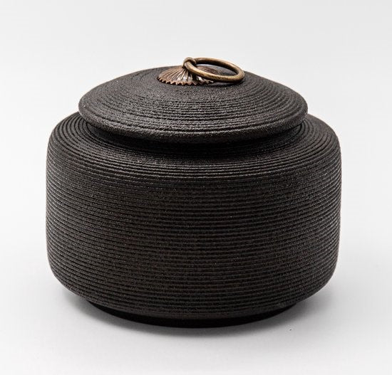 Zwarte keramische urn voor huisdieren met matte afwerking

