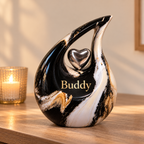 De laatste aai druppel urn met marmerlook, zwart-wit patroon, goudtinten en een zilveren hart, gepersonaliseerd Buddy