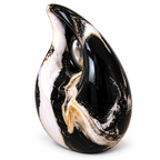 De laatste aai druppel urn in marmerlook met zwart, wit en goud, voorzien van een glanzend zilveren hart.