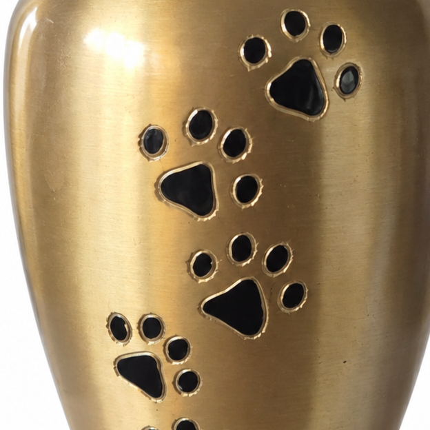 De laatste aai gouden aluminium urn met zwarte pootafdrukken voor huisdieren in een klassieke vaasvorm.