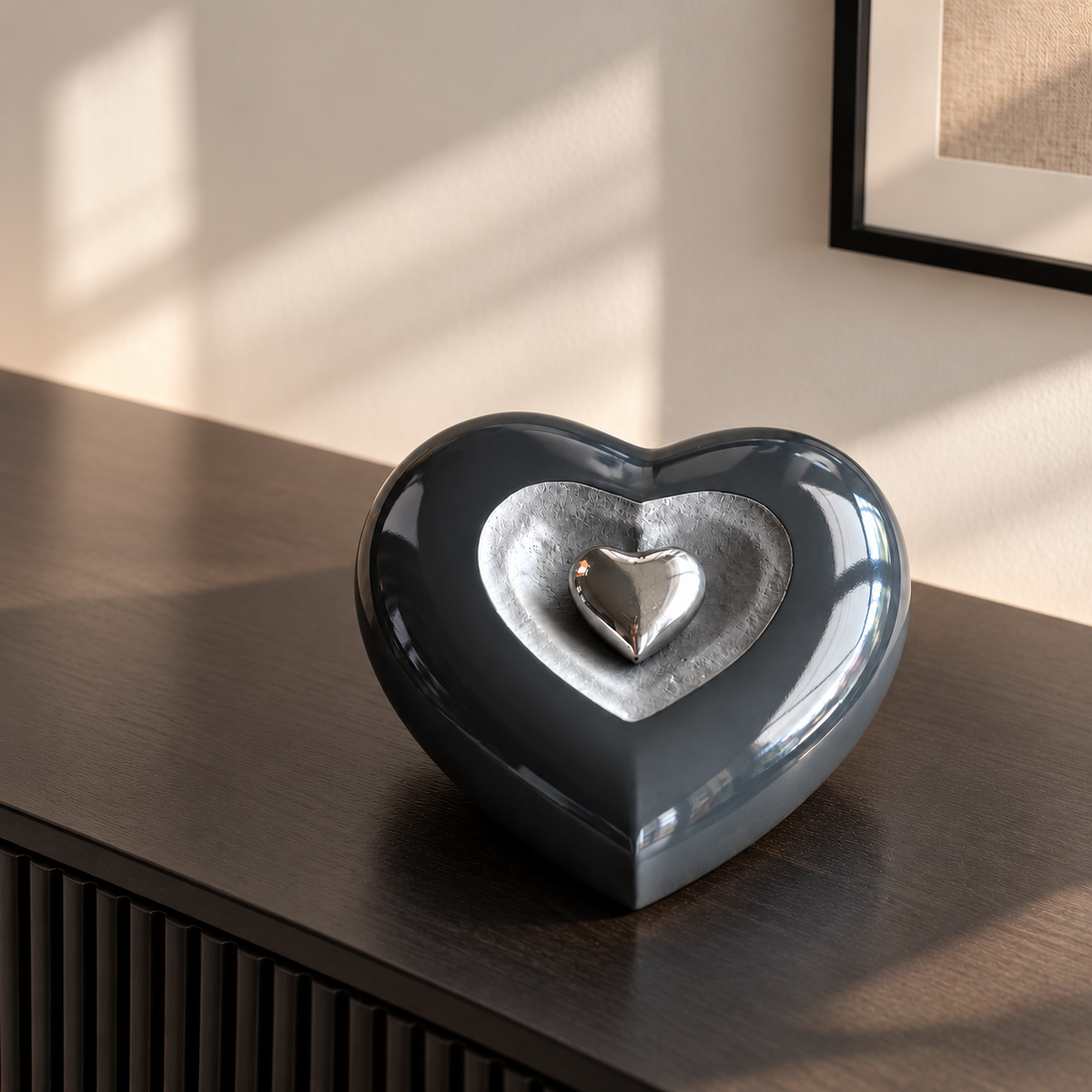 De laatste aai hartvormige urn in grijs aluminium met een zilverkleurig hartje voor as van een hond of kat.