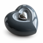 De laatste aai hartvormige urn in grijs aluminium met een glanzend zilverkleurig hartje voor huisdieren