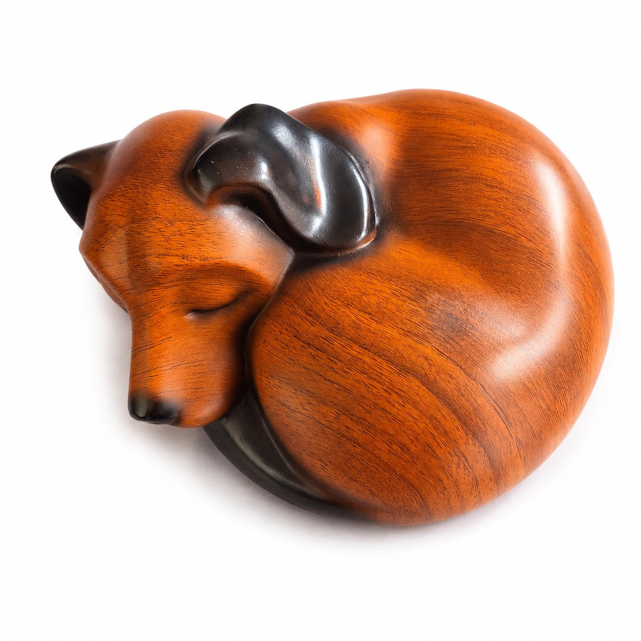 De laatste aai hondenurn in de vorm van een slapend hondje met een realistische bruine houtlook van resin.