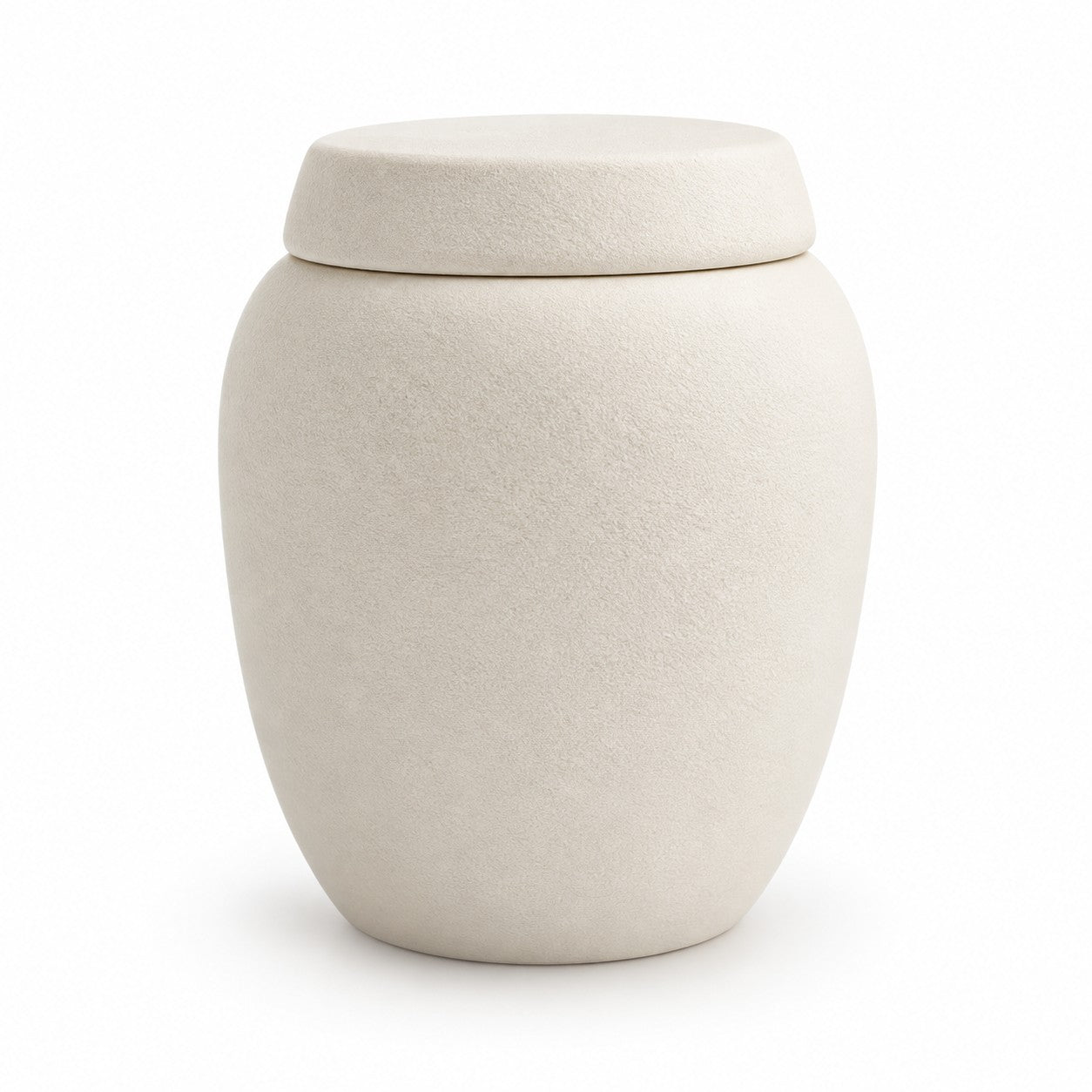 De laatste aai keramische urn in ivoor met een minimalistisch, gestructureerd ontwerp en een inhoud van 850 ml.