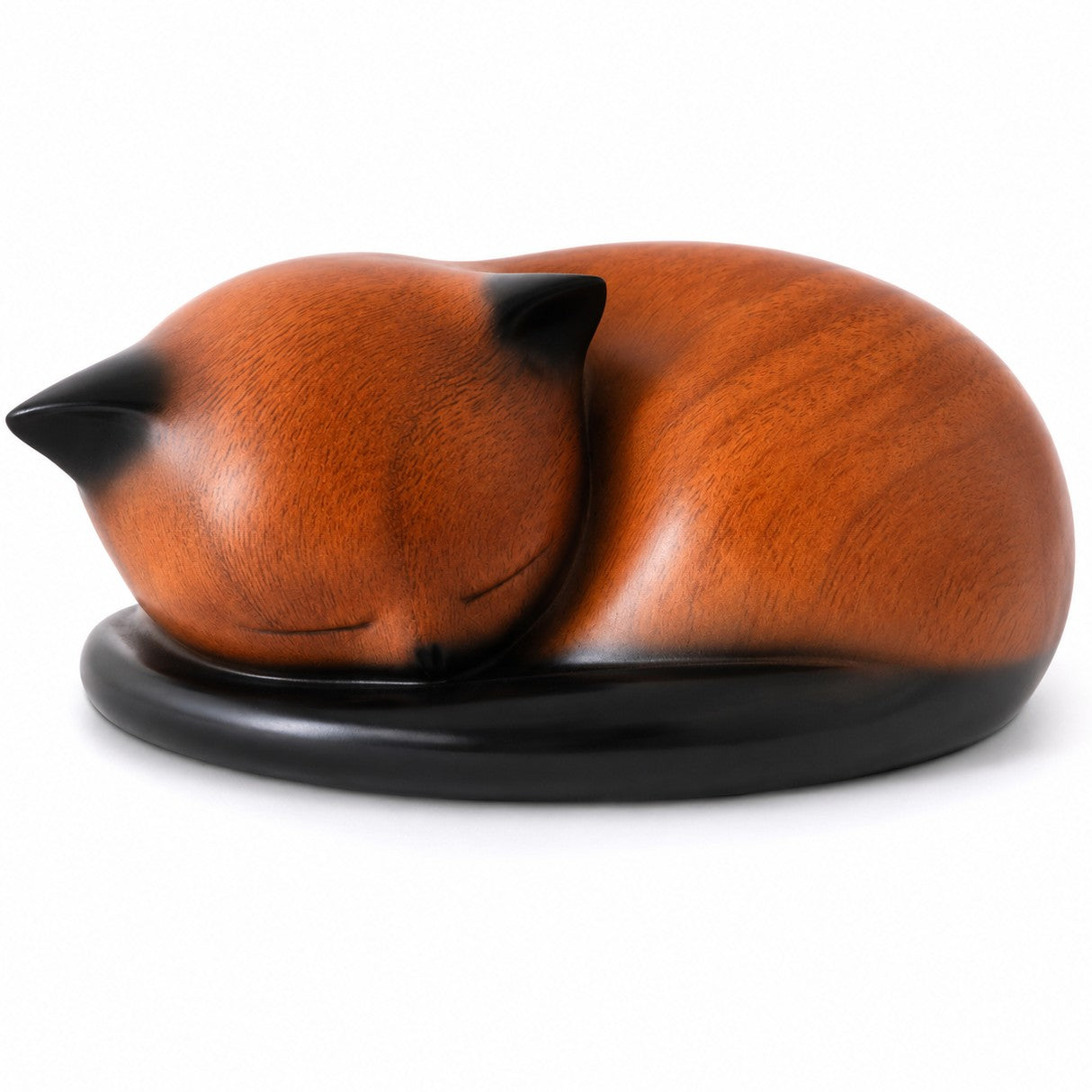 De laatste aai kattenurn in de vorm van een slapende kat met een realistische houtlook afwerking van resin.