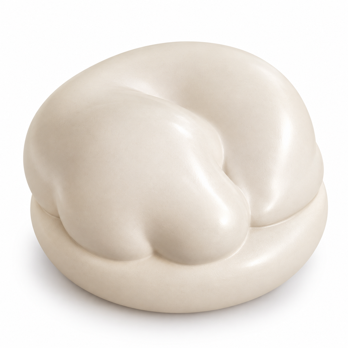 De laatste aai keramische hondenurn in crèmekleur, vormgegeven als een opgerold slapend hondje met zijdezachte glans.