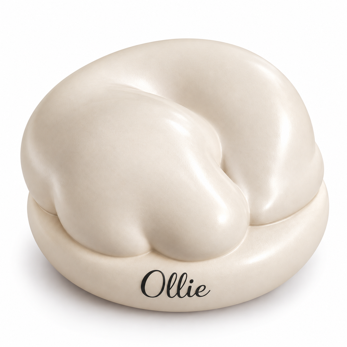 De laatste aai keramische hondenurn in crèmekleur met een slapend hondje en de naam Ollie in zwarte folieletters.