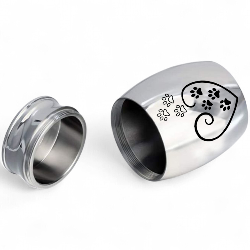 De laatste aai mini urn van RVS in zilver en zwart met een hartvormig pootafdruk design voor huisdieren.