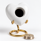 De laatste aai mini urn in hartvorm van wit aluminium met een gouden standaard en schroefdop voor as van huisdieren.