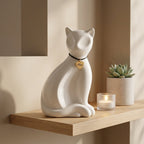 De laatste aai witte keramieken kattenurn met een gepersonaliseerd gegraveerd naamhartje op een houten plankje.