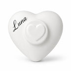Hartvormige urn hond en kat met naam Luna en hartdetail op sluiting