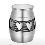 De laatste aai zilverkleurige RVS mini urn voor huisdieren met een verfijnde band van hartjes voor as of haar.