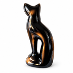 De laatste aai zittende kattenurn in glanzend zwart en goud, gemaakt van duurzaam aluminium met een keramische look.