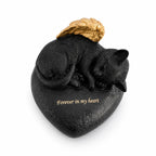 De laatste aai hartvormige urn voor katten in zwart resin met een slapend katje en gouden engelenvleugels