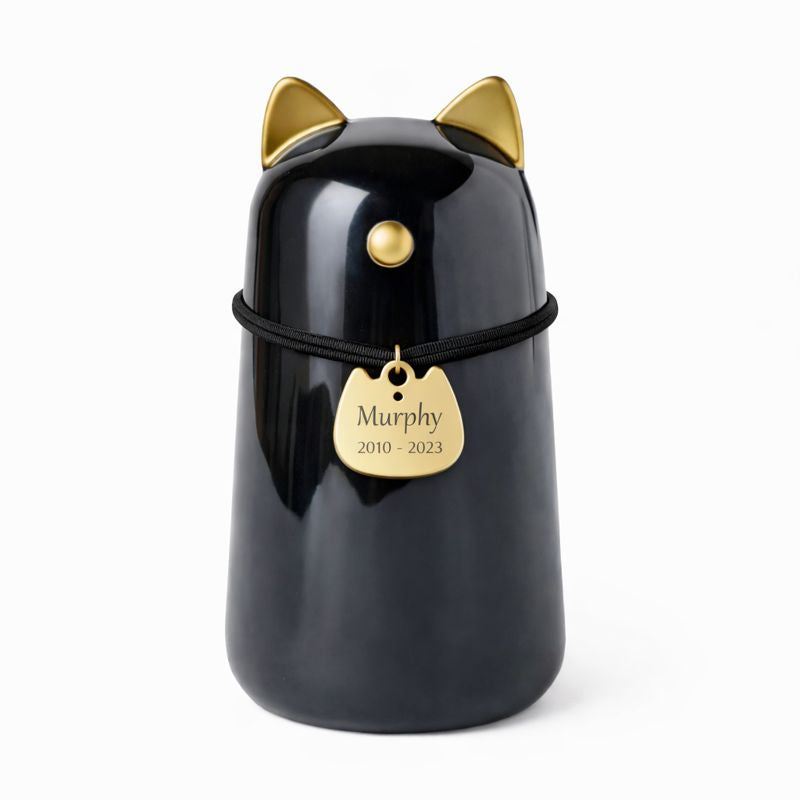 De laatste aai zwarte keramieken kattenurn met gouden oren en een gepersonaliseerde naamhanger voor asbewaring.