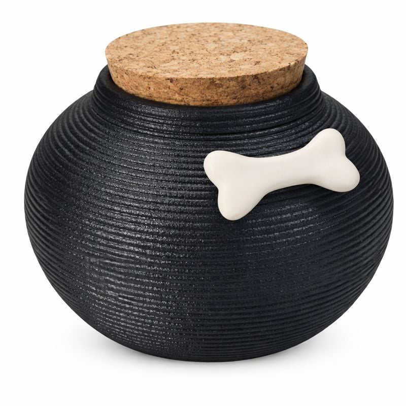 De laatste aai zwarte keramische hondenurn met ribbelpatroon, kurken deksel en wit decoratief botje.