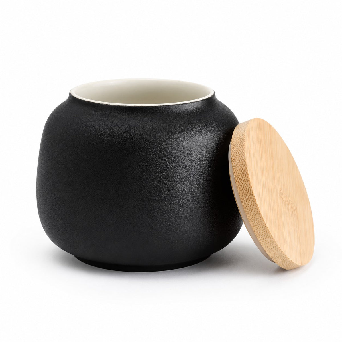 De laatste aai zwarte keramische mini-urn voor katten met een natuurlijk bamboe deksel op een witte achtergrond